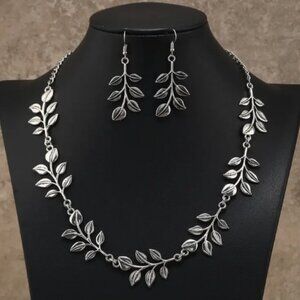 Women set Earrings and necklace